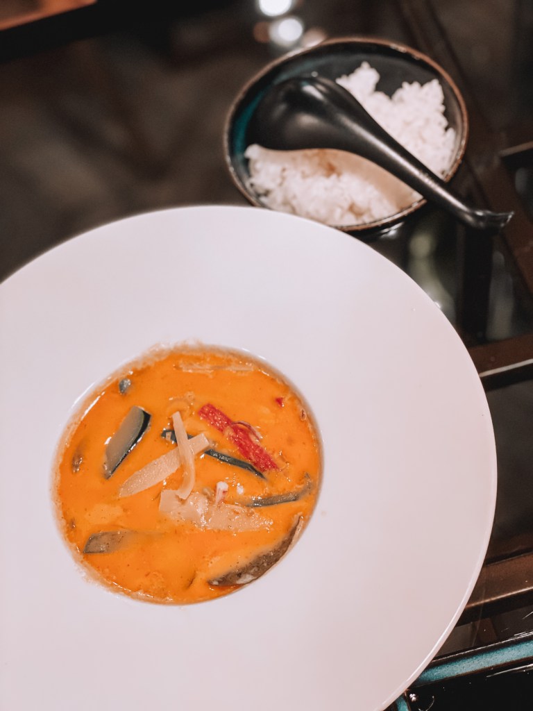 aromatic ocean: stufato di gamberi e capesante al latte di cocco e curry thailandese, verdure di stagione, lemongrass e menta, servito con riso al vapore